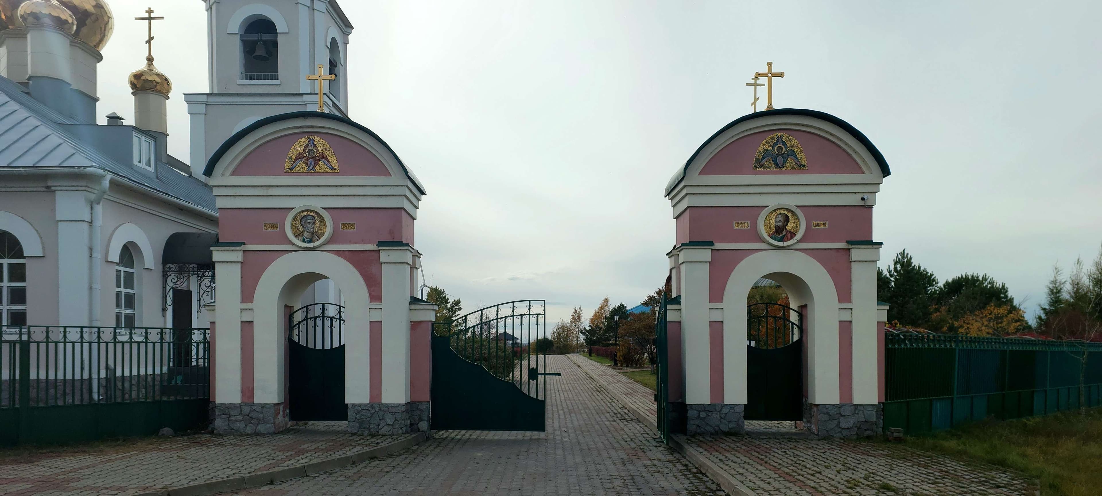 Священные врата обители — точка маршрута «Свято-Петропавловский женский монастырь»
