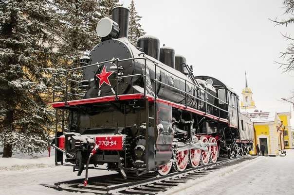 Паровоз-памятник ЭУ 708-64 — точка маршрута «Открывая Волхов»