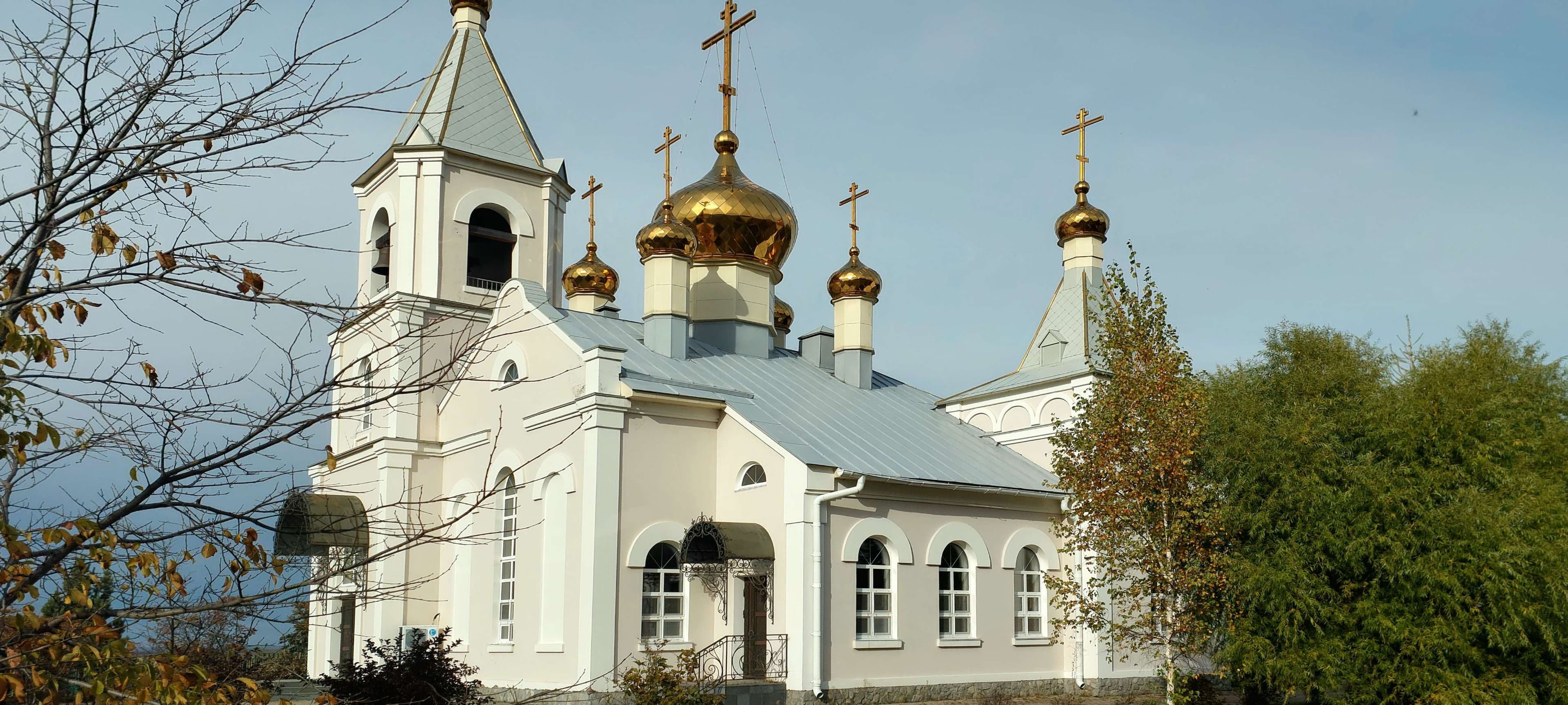 Златоглавый храм Архистратига Михаила — точка маршрута «Свято-Петропавловский женский монастырь»