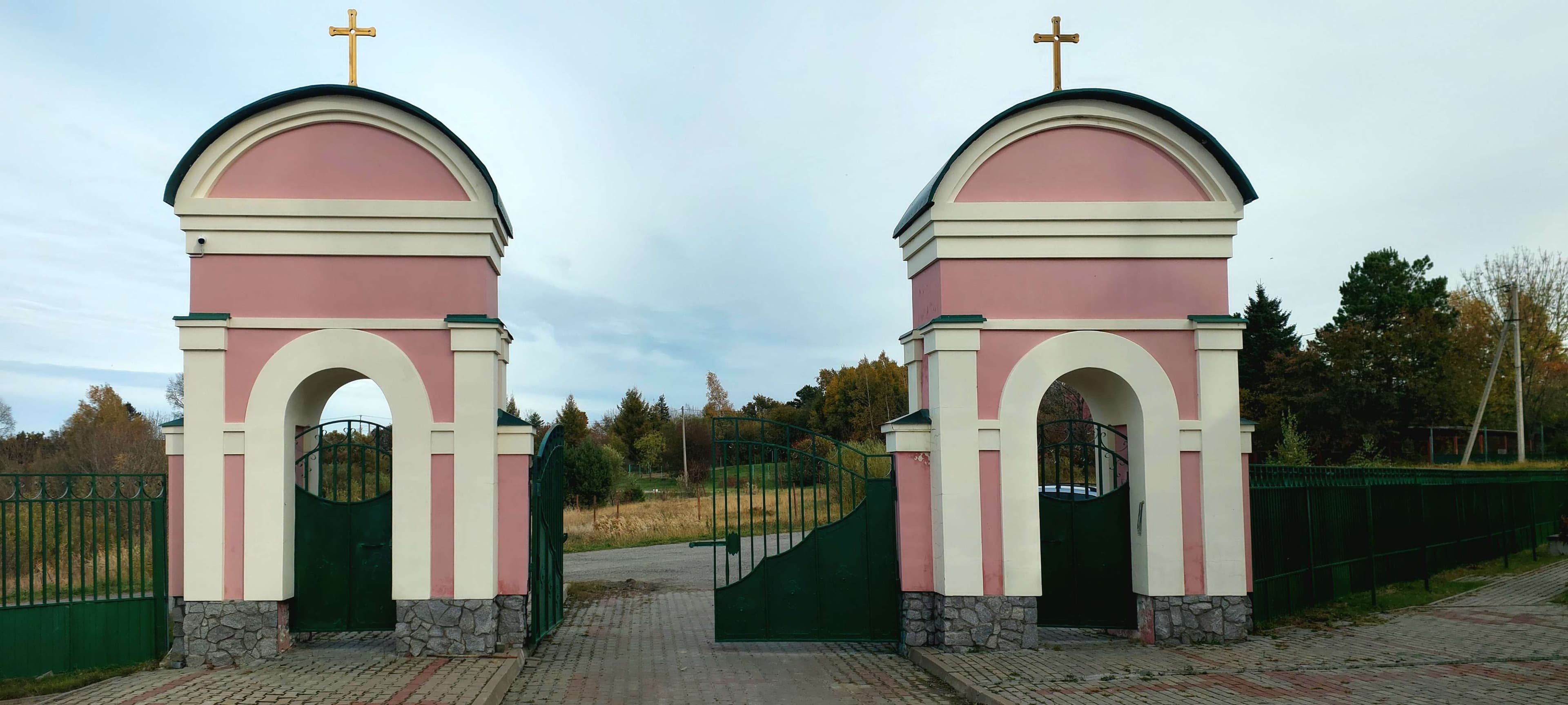 Священные врата обители — точка маршрута «Свято-Петропавловский женский монастырь»