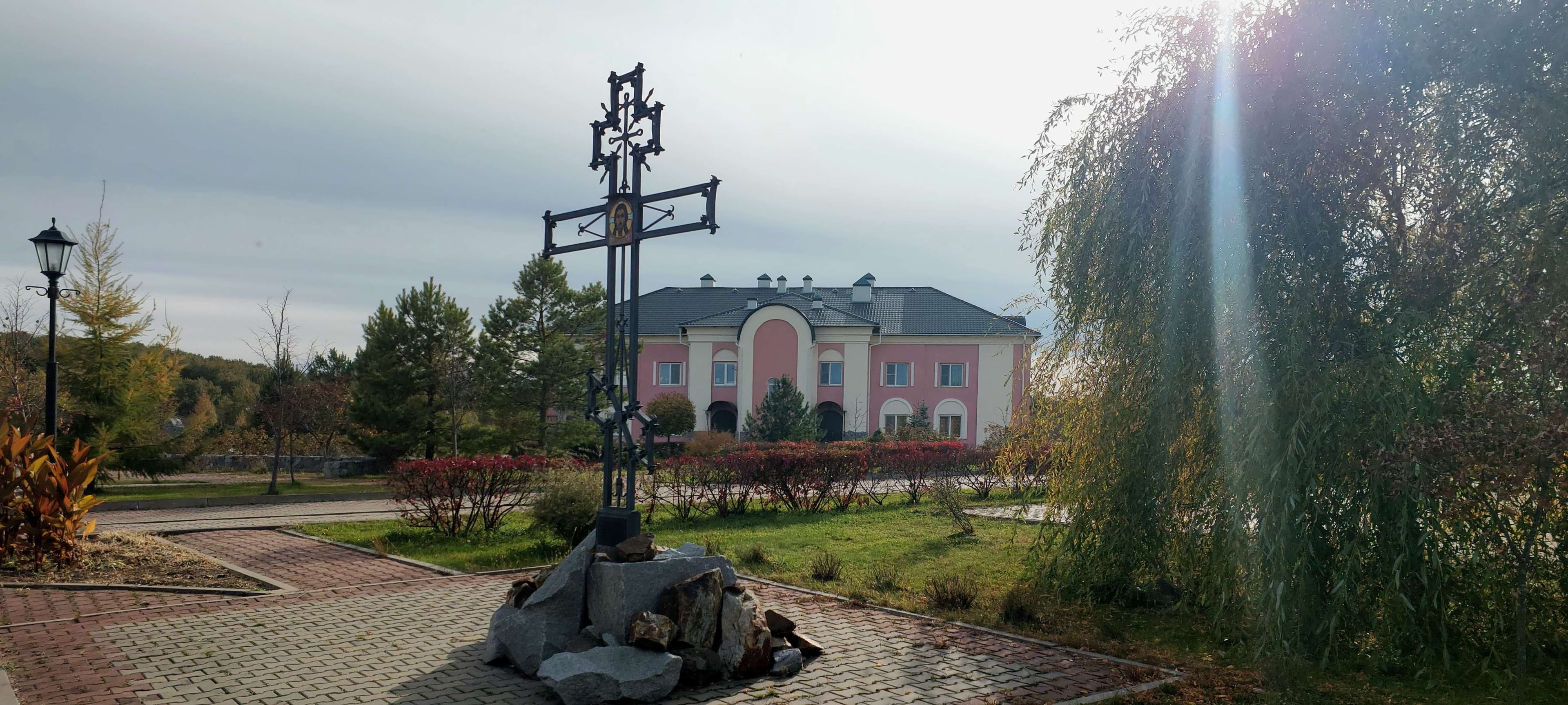 Монументальный крест — точка маршрута «Свято-Петропавловский женский монастырь»