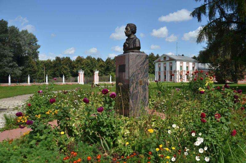 Памятник А.С. Пушкину  — точка маршрута «Русский Версаль»