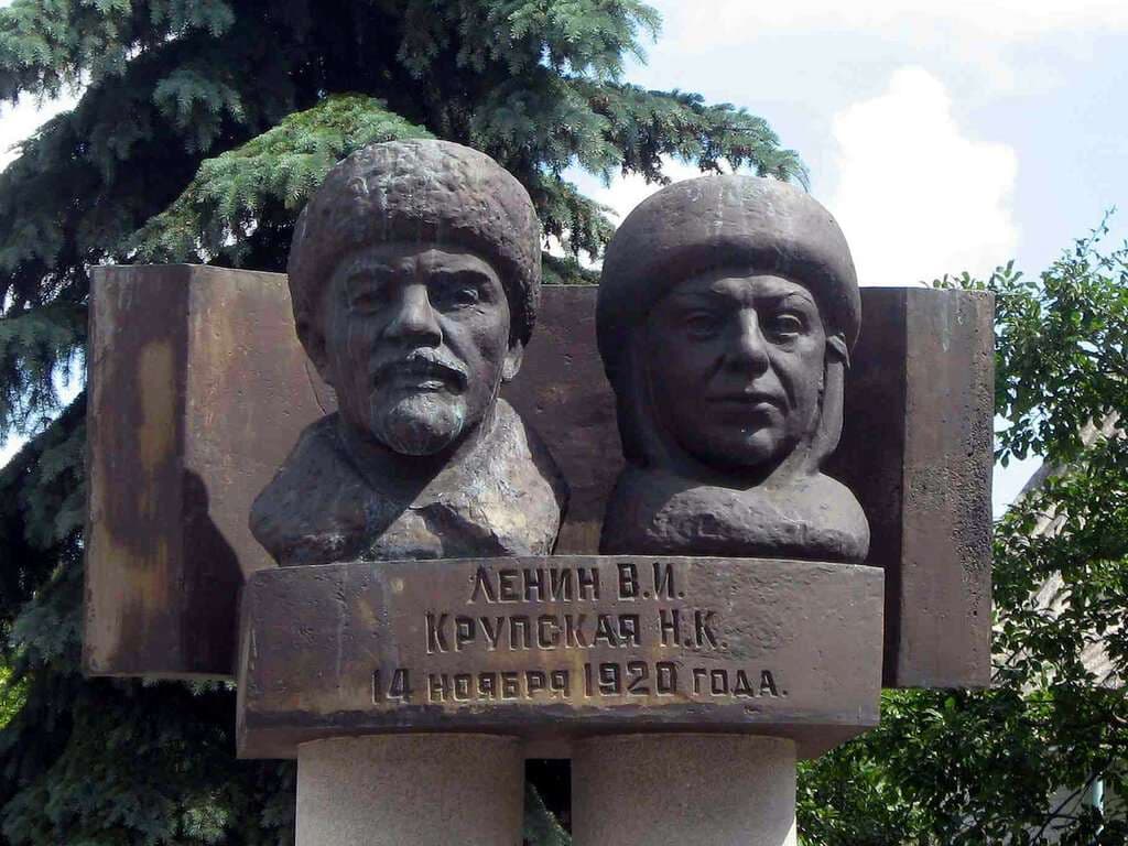 Памятник В.И. Ленину и Н. К. Крупской  — точка маршрута «Русский Версаль»