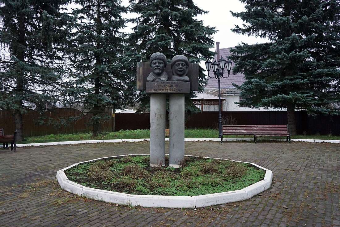 Памятник В.И. Ленину и Н. К. Крупской  — точка маршрута «Русский Версаль»