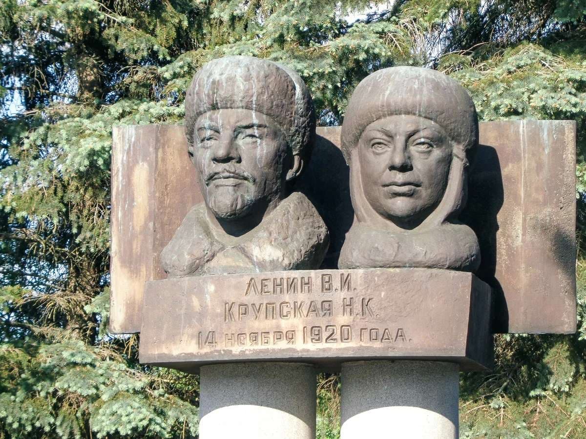 Памятник В.И. Ленину и Н. К. Крупской  — точка маршрута «Русский Версаль»
