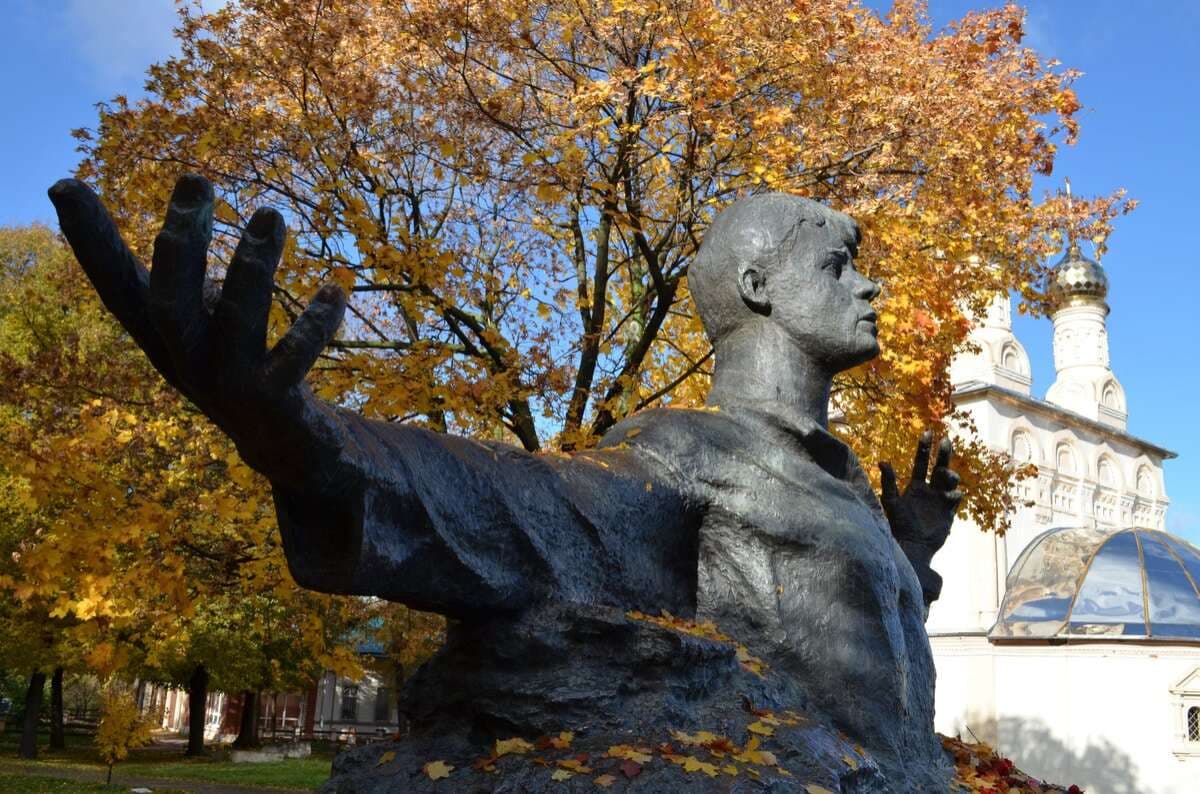 Памятник Есенину — точка маршрута «Рязанский Кремль»