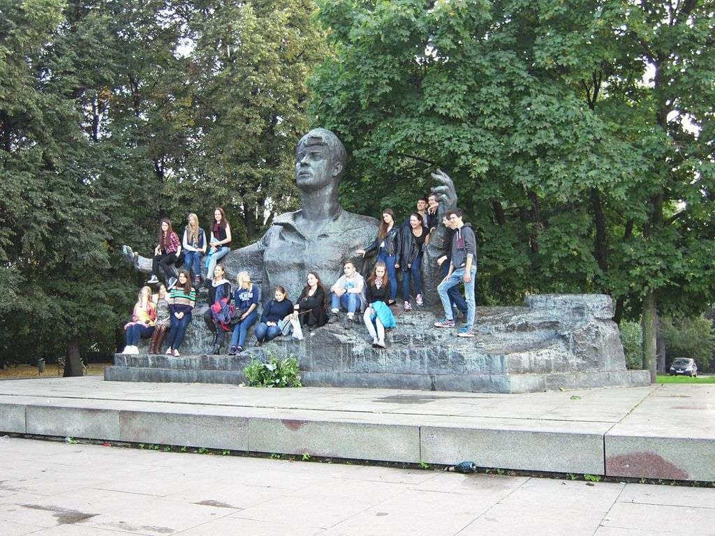Памятник Есенину — точка маршрута «Рязанский Кремль»