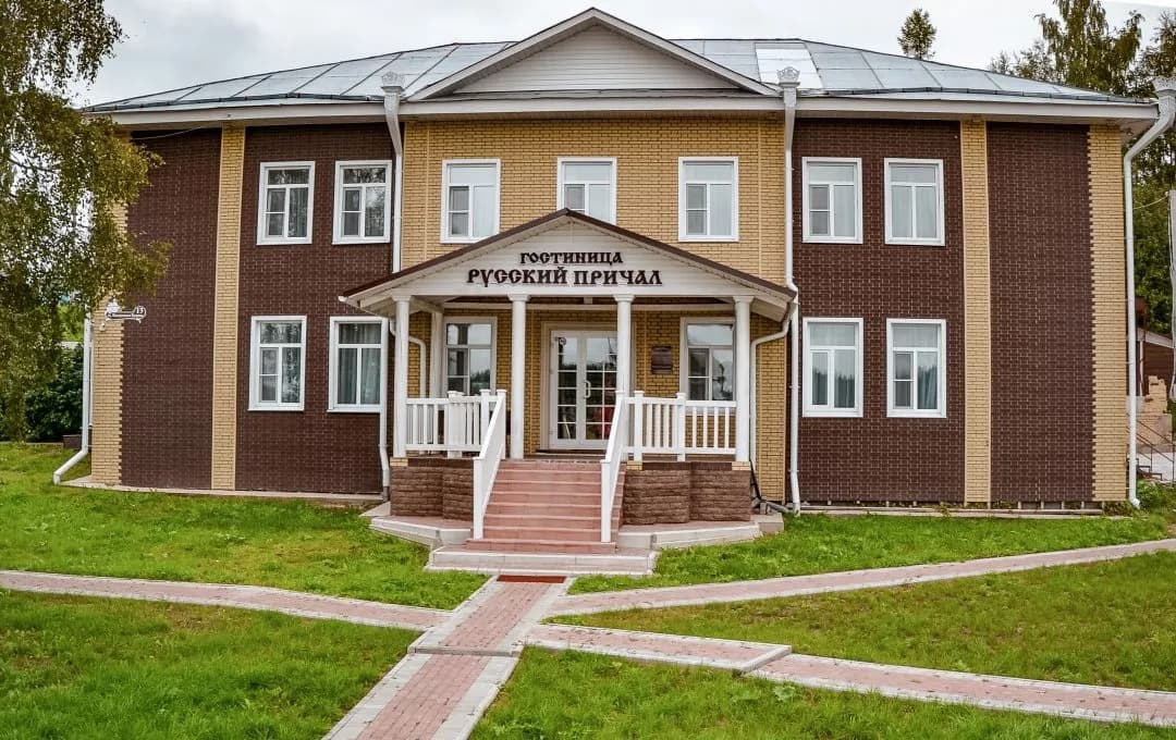 Гостиница «Русский причал»
и жанровая скульптура «Парусник» — точка маршрута «Тотьма купеческая: от соляных
варниц до морских открытий»