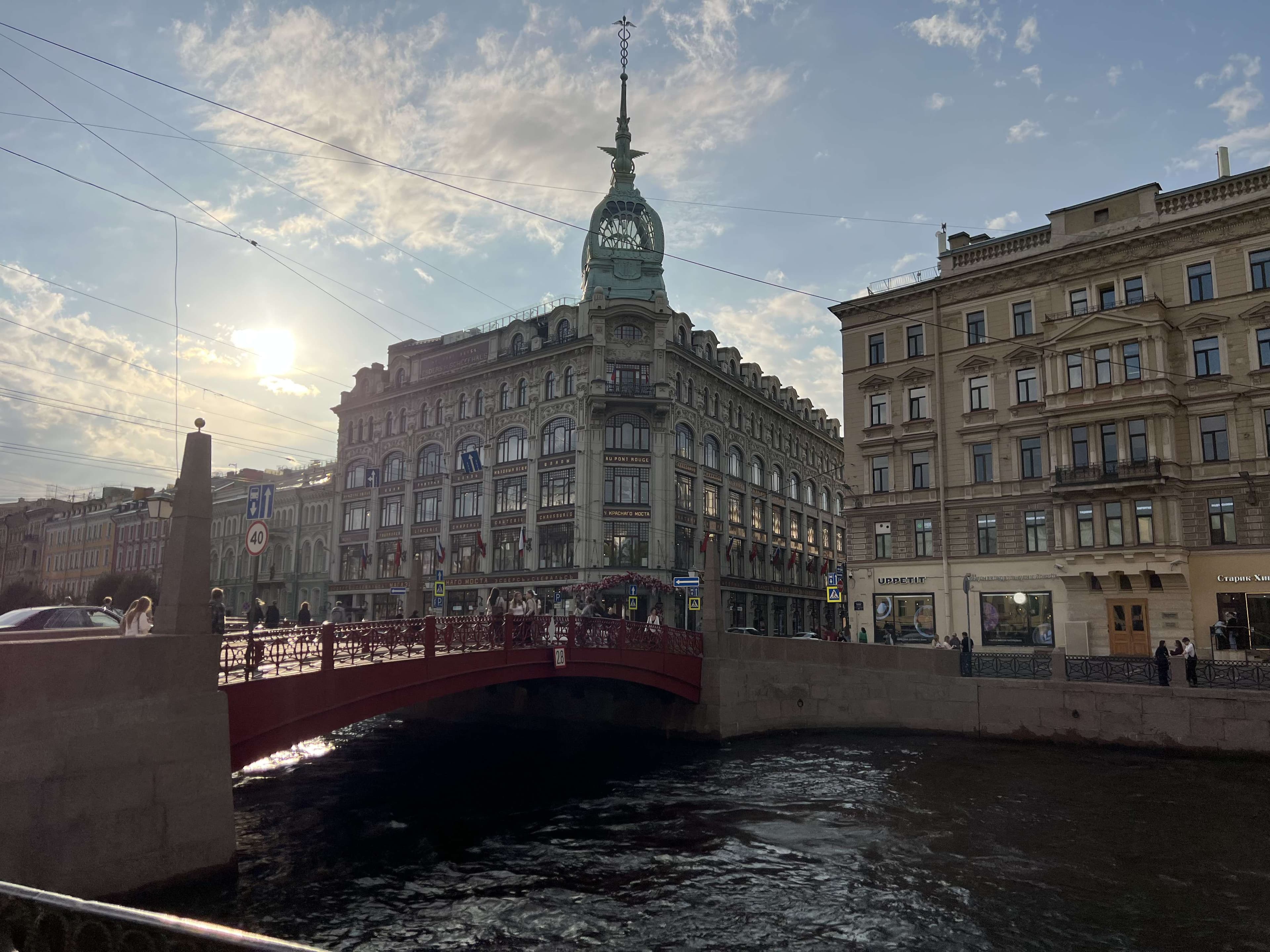 Дом у красного моста — точка маршрута «Знакомство с Петербургом»